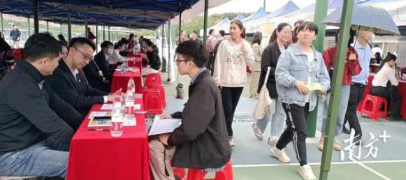 南方+客户端 | 最高年薪达60万，广州国企组团到中山大学揽才