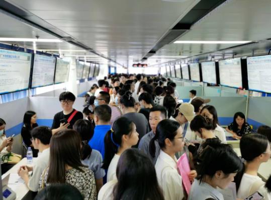广州日报客户端 | 超3000名毕业生涌入！广州这场招聘会火了 